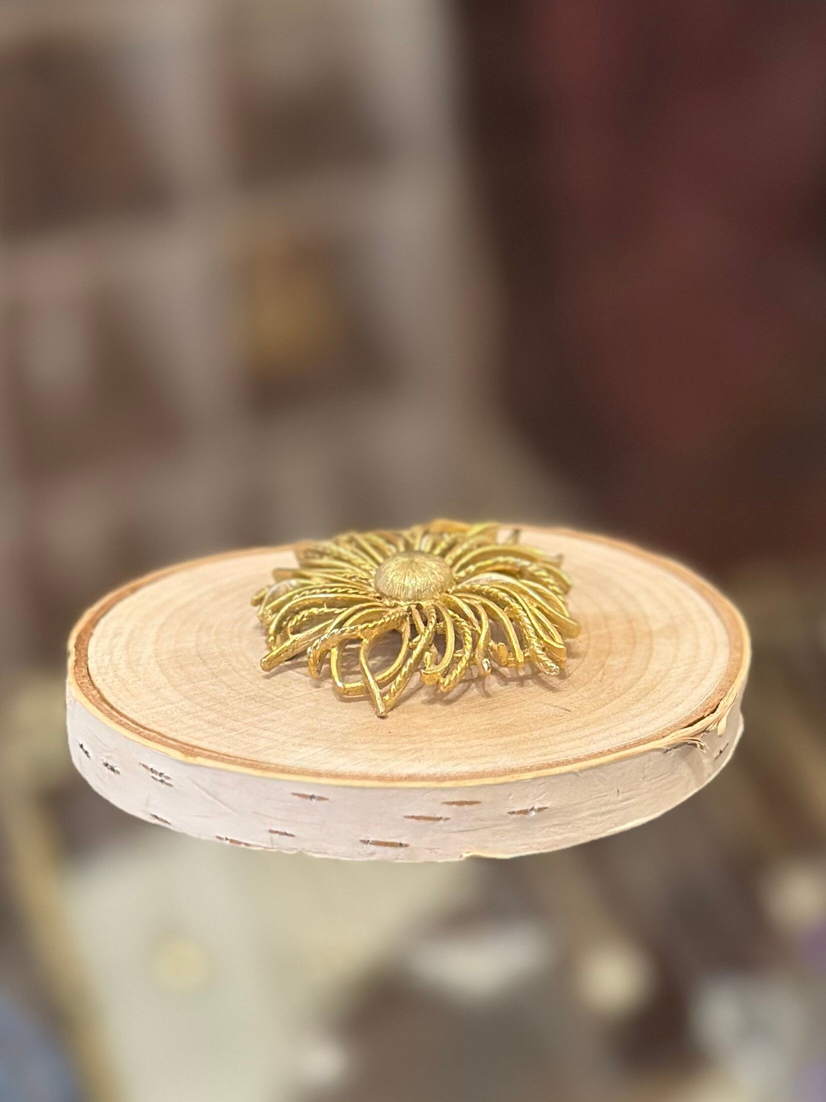 Vintage Signed LISNER Gold Tone Floral Flower Brooch Pin