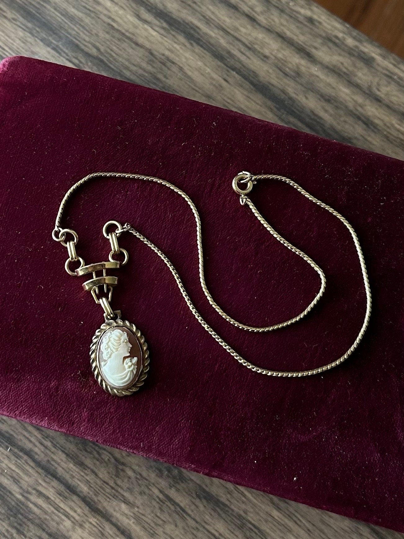 Vintage 1950s Signed CC Curtis Creations Curtman Co. 1/20 12k GF Gold Filled Pink Resin Cameo Pendant Necklace 15.5”