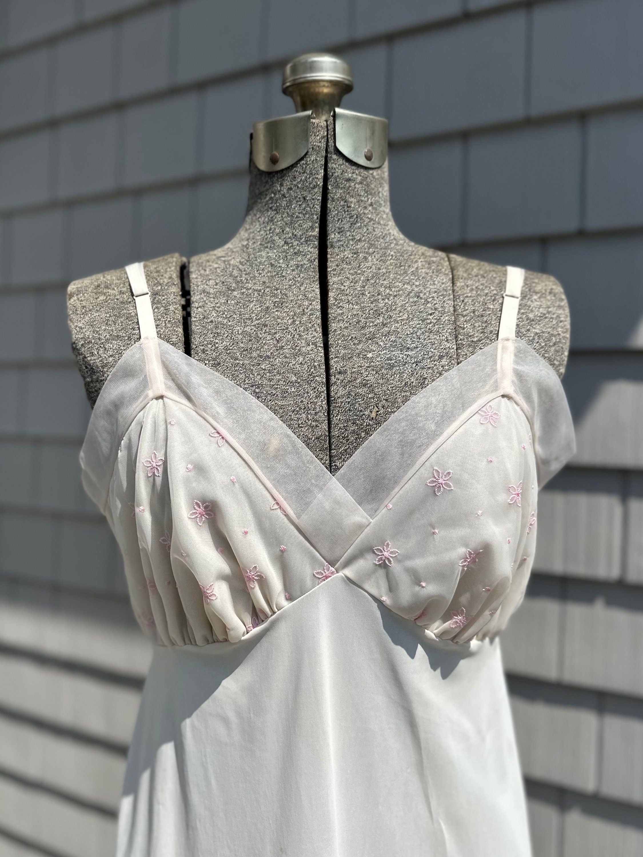 Vintage Van Raalte Pale Pink Suavette Nylon Slip Dress Floral Embroidery Bodice & Trim Size 38 Midcentury