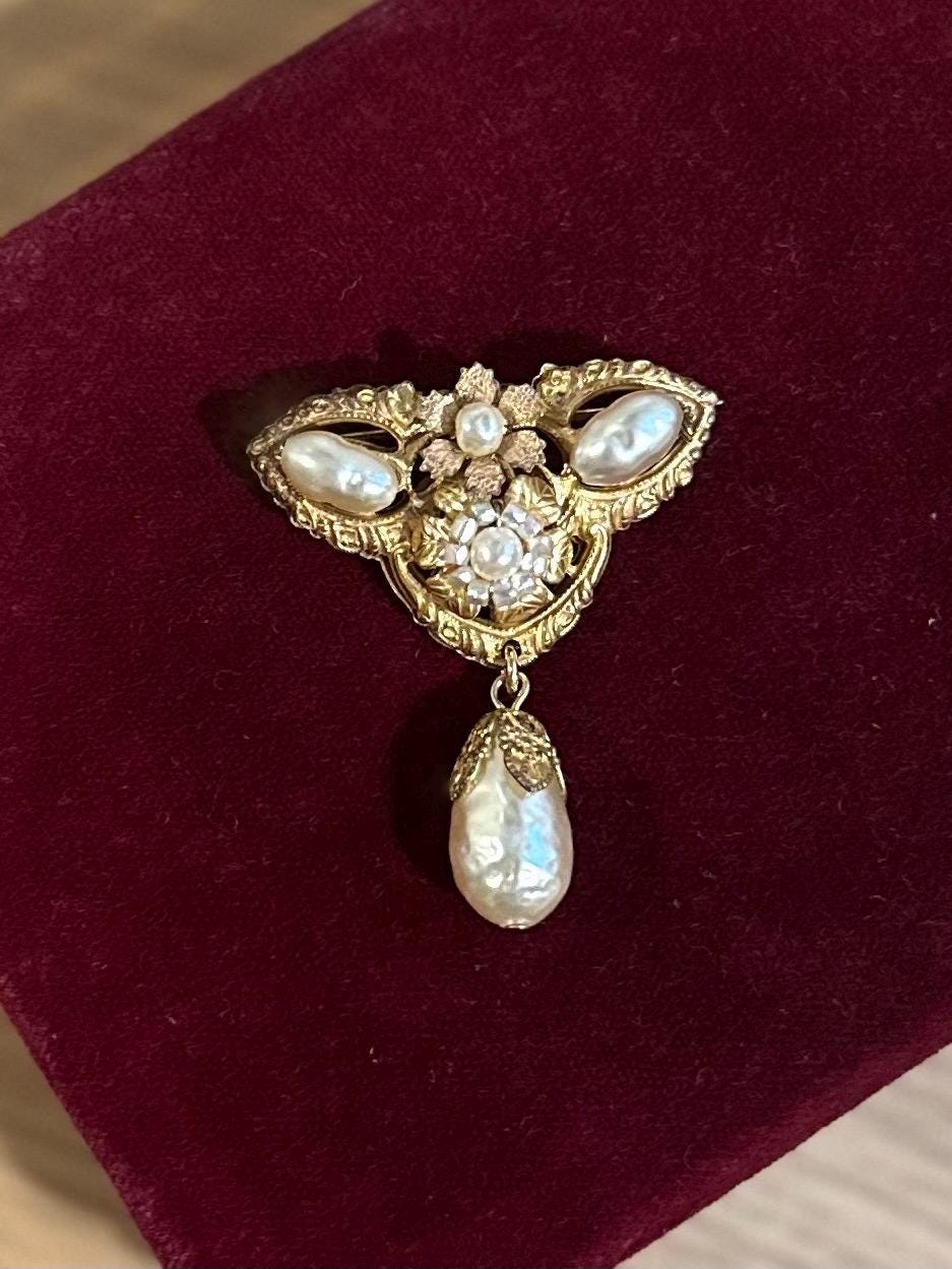 Vintage Signed MIRIAM HASKELL Ornate Gold Tone Faux Baroque Pearl Teardrop Dangle Brooch