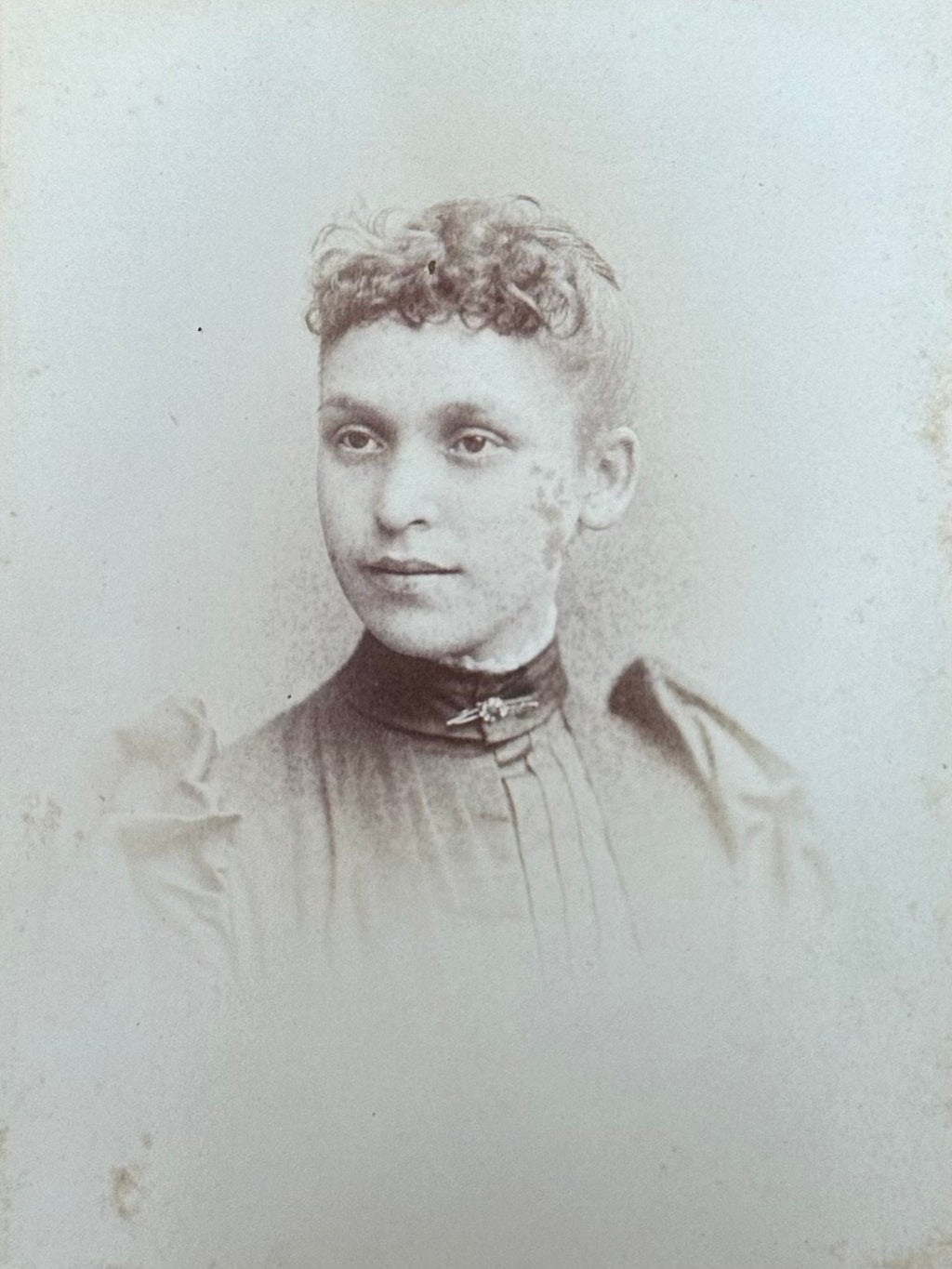 Antique Late 1800s H.B. Tucker’s Mammoth Studio Worcester MA Cabinet Card Portrait of Young Woman 6.5x4.25