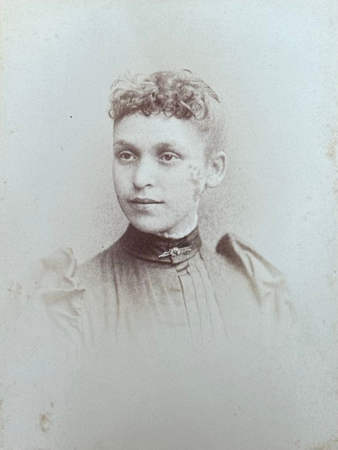 Antique Late 1800s H.B. Tucker’s Mammoth Studio Worcester MA Cabinet Card Portrait of Young Woman 6.5x4.25