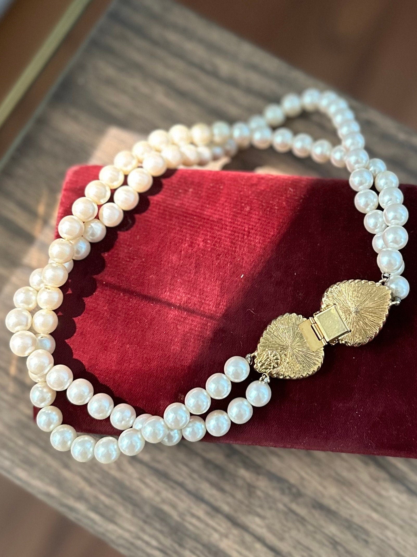 Vintage Signed Hutton Wilkinson Gold Tone & Red Pink Heart Stone Two Strand Faux Pearl Necklace 17.75”