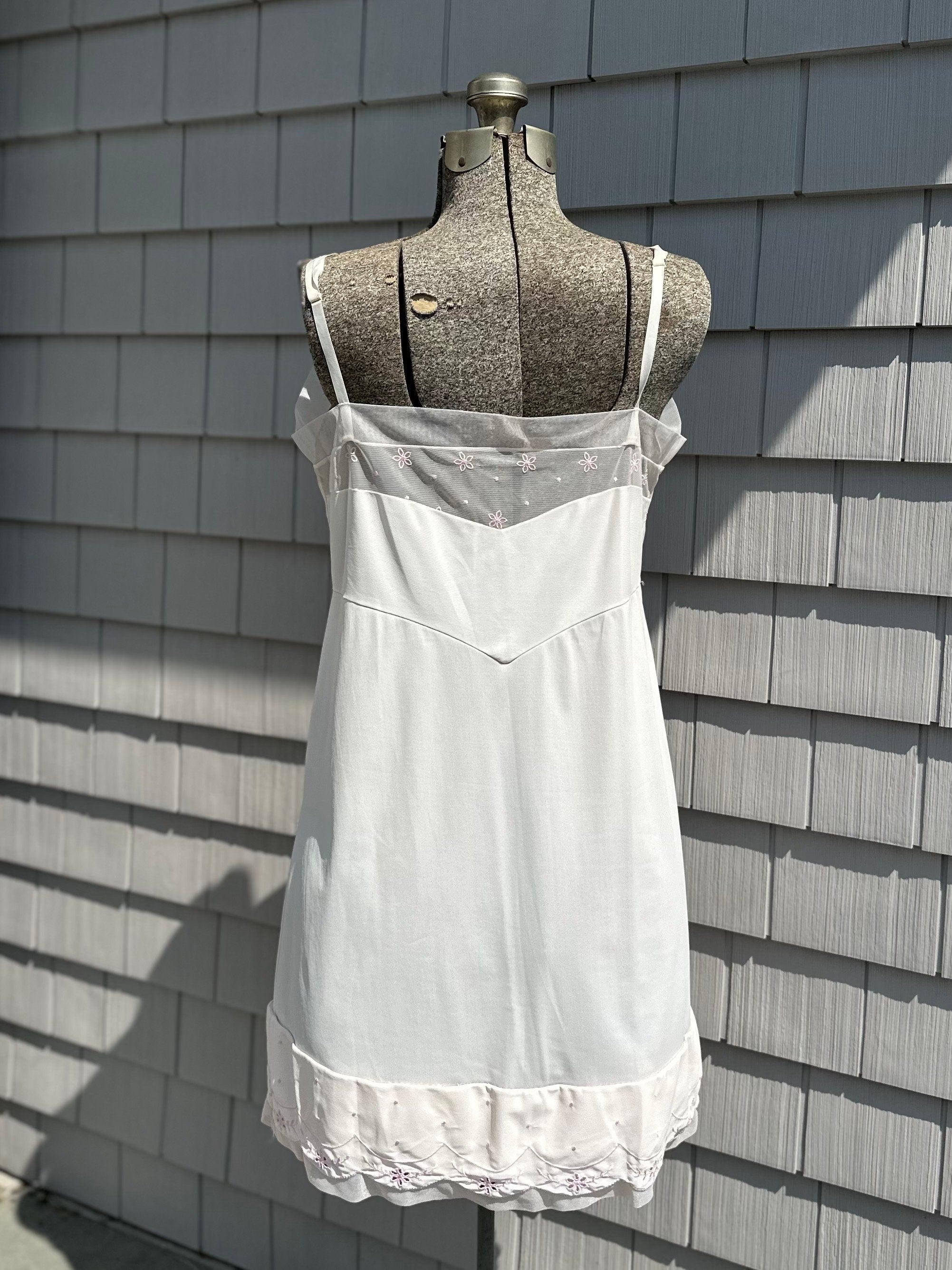 Vintage Van Raalte Pale Pink Suavette Nylon Slip Dress Floral Embroidery Bodice & Trim Size 38 Midcentury