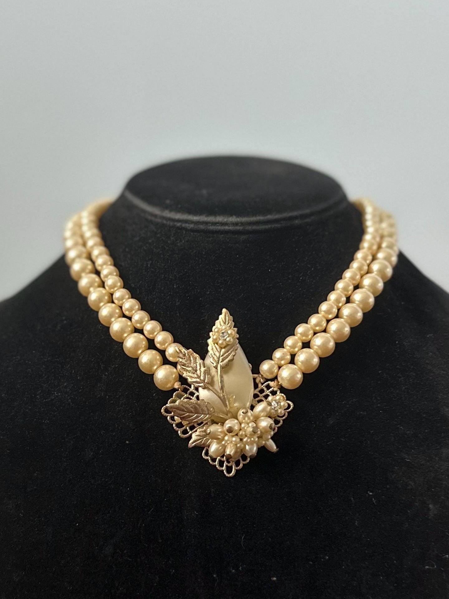 Vintage 1950s Double Strand Faux Pearl Collar Choker Necklace Filigree Leaf Pendant Adjustable 16.5”