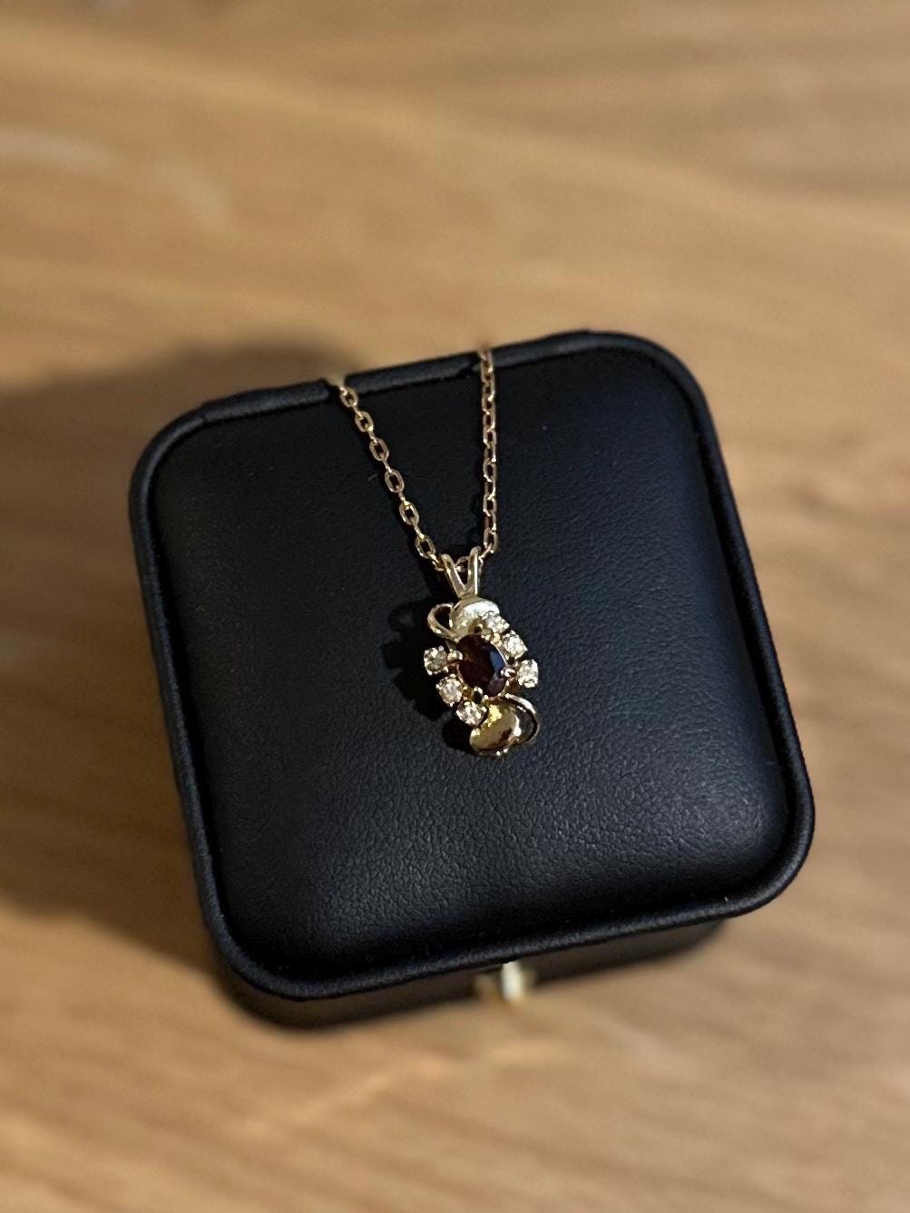 Vintage 1980s Gold Tone Faux Garnet & Rhinestone Swirl Pendant Necklace 15.75”