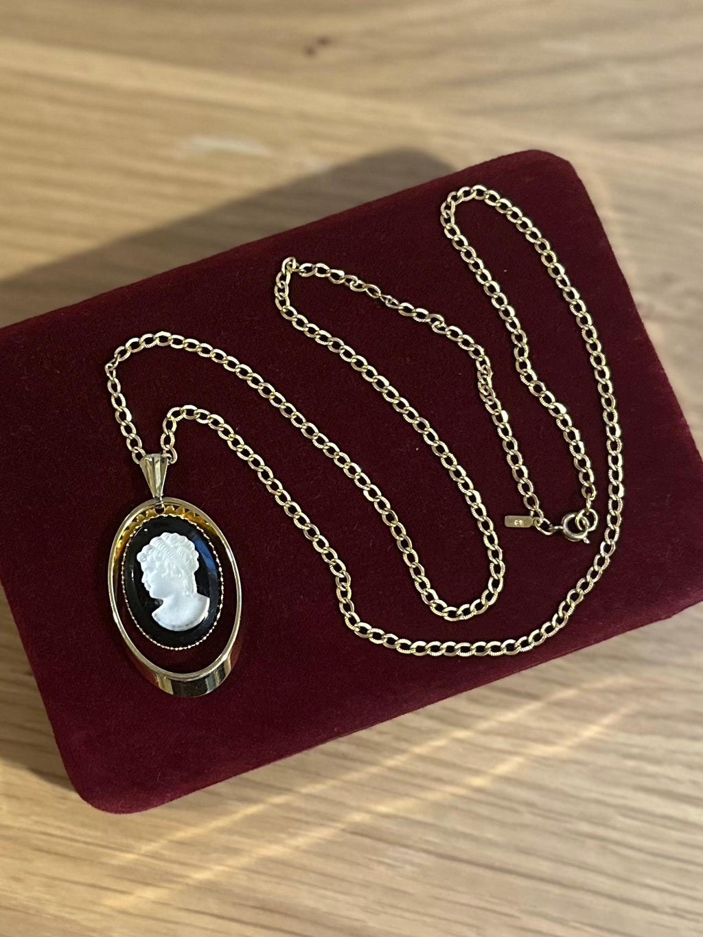 Vintage Gold Tone Black & Translucent White Oval Cameo Pendant Necklace Long 23.75”