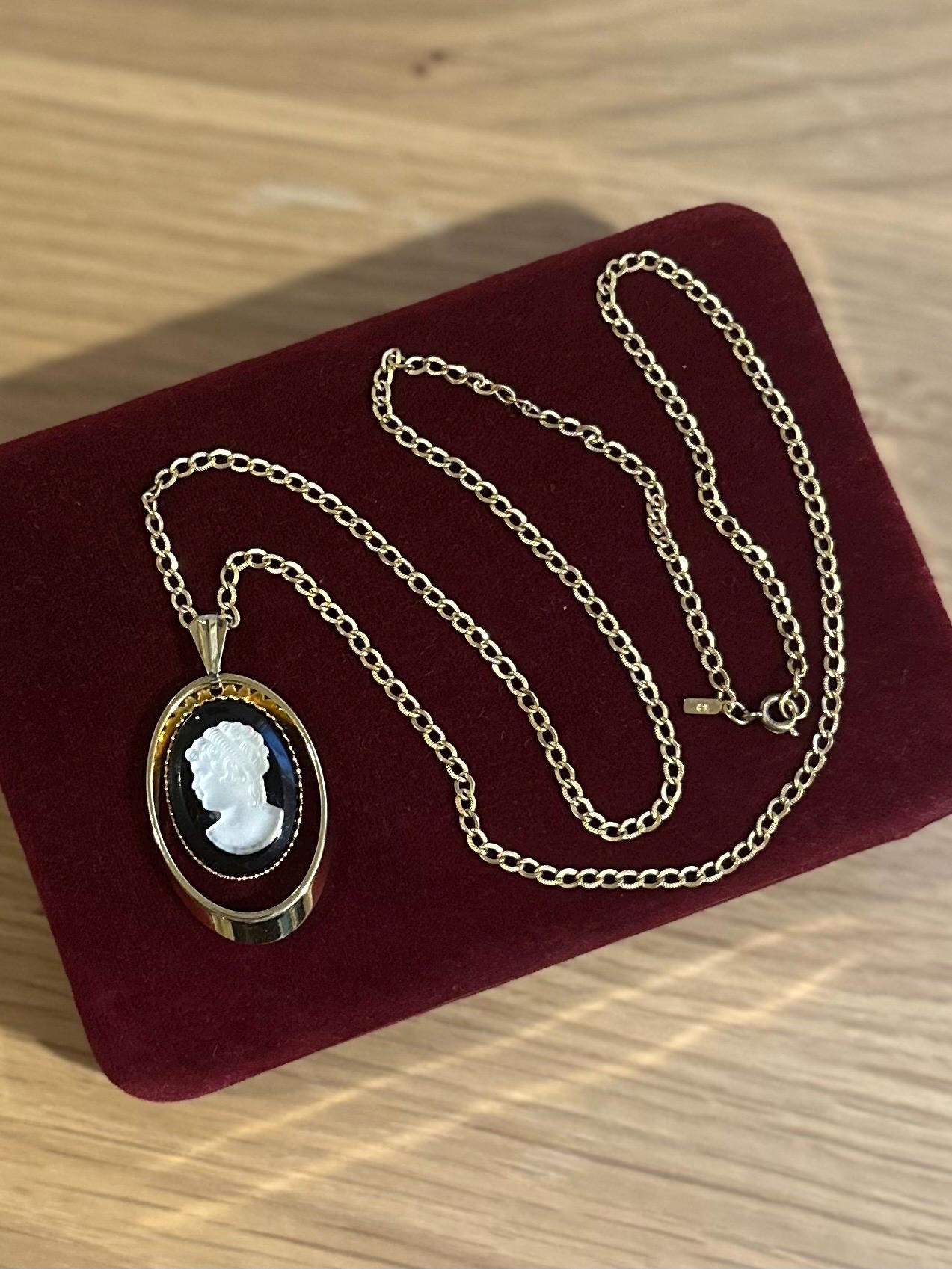 Vintage Gold Tone Black & Translucent White Oval Cameo Pendant Necklace Long 23.75”