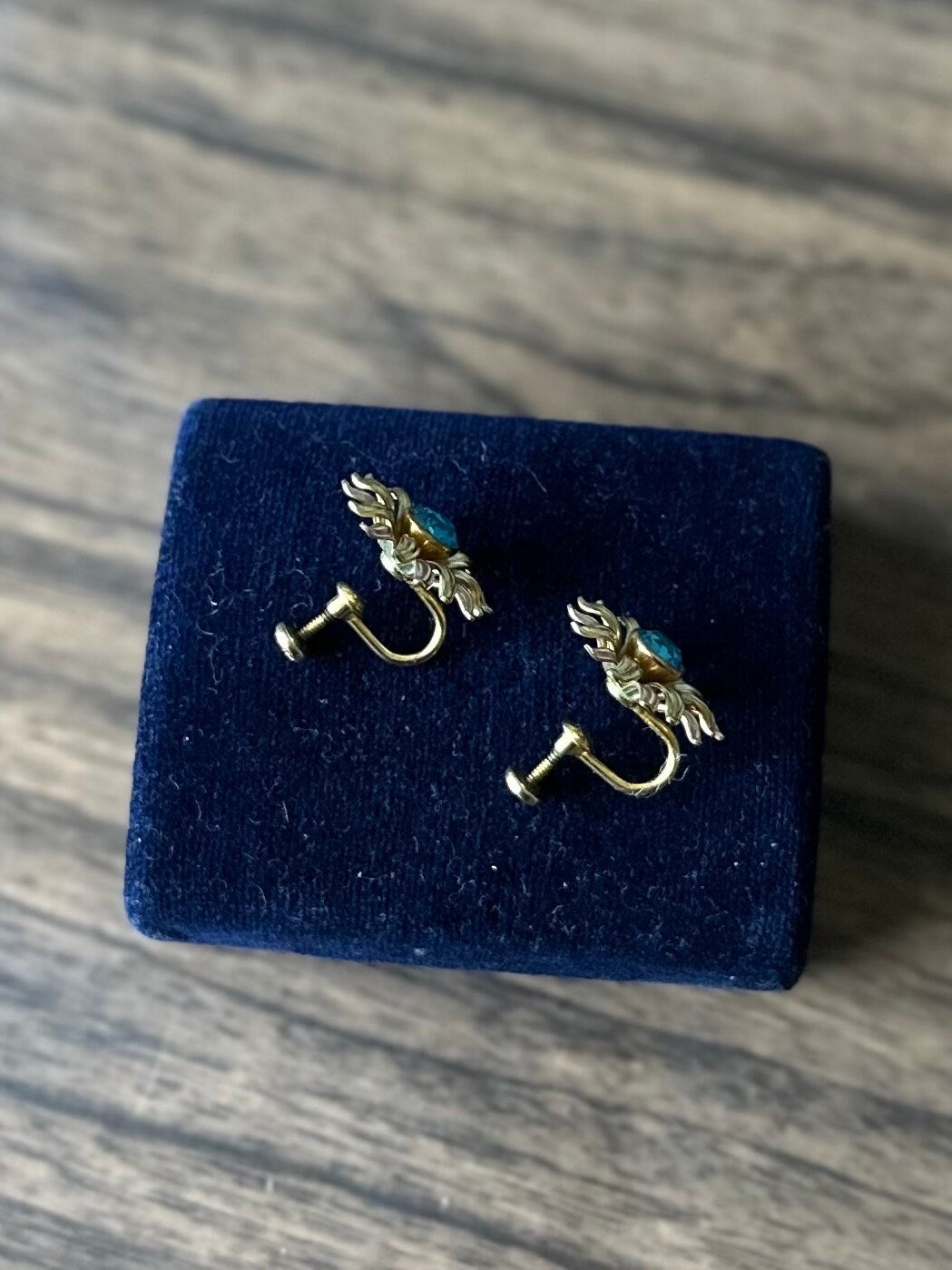 Vintage 1940s Signed Van Dell 1/20 12k GF Yellow & Rose Gold Filled Two Tone Floral Blue Stone Screw-back Earrings